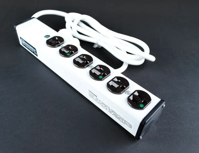 Wiremold ULBH6-6 125-Volt 15-Amp 6 Outlet Medical Grade Plug-In Outlet Center Unit 15-ft White Bulk Order